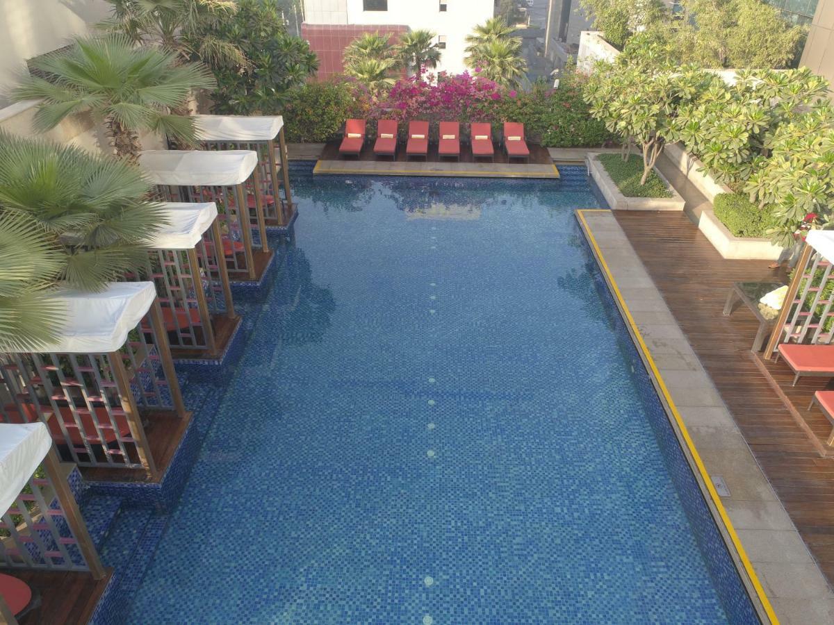 Taj City Centre Gurugram Gurgaon Exterior foto The pool at the hotel
