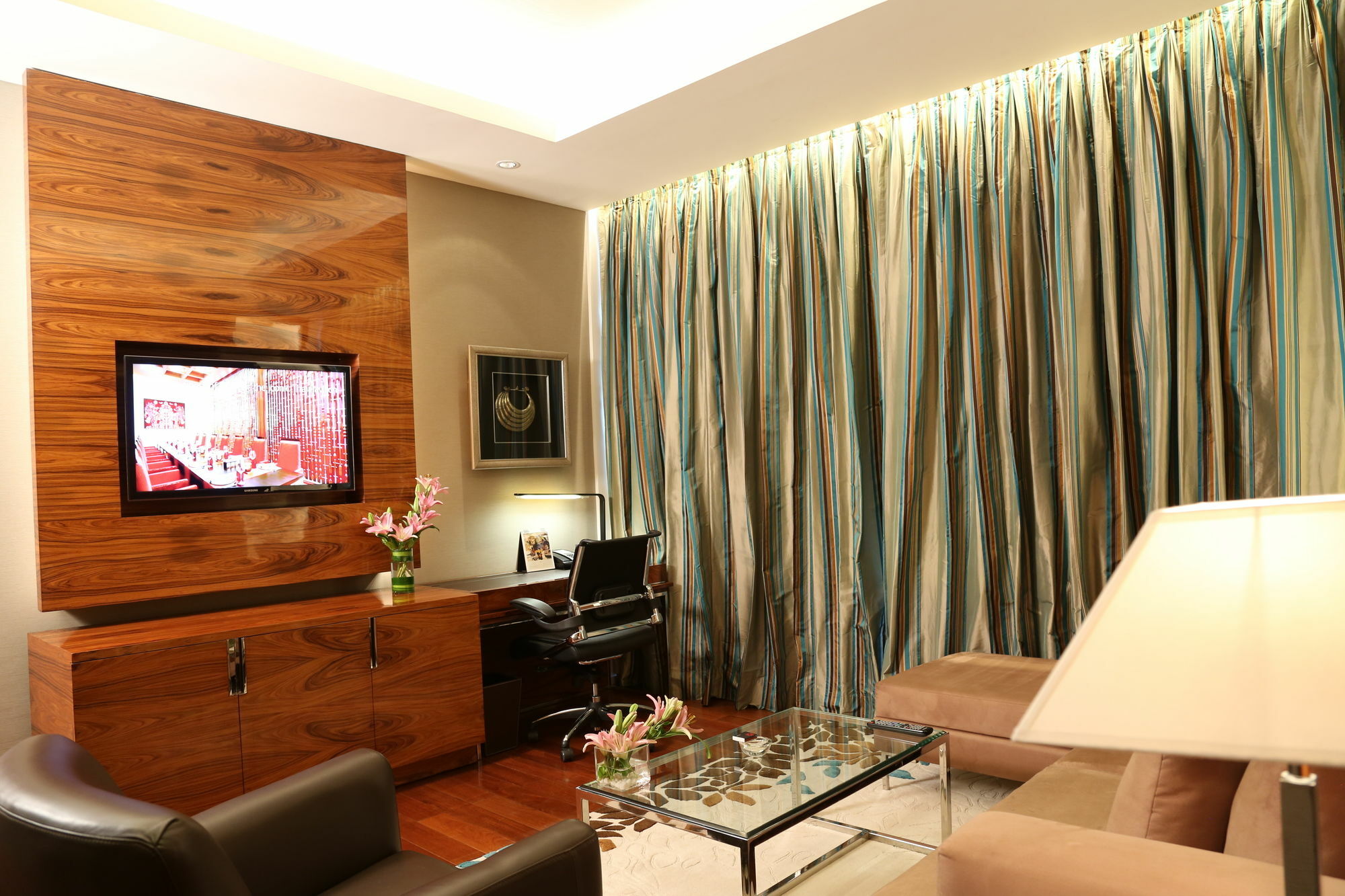 Taj City Centre Gurugram Gurgaon Exterior foto A living room in a suite at the hotel