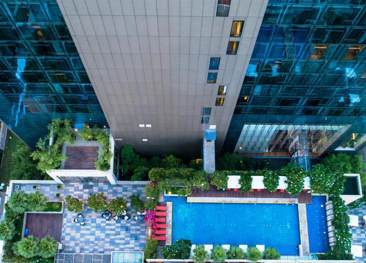 Taj City Centre Gurugram Gurgaon Exterior foto The swimming pool at the hotel